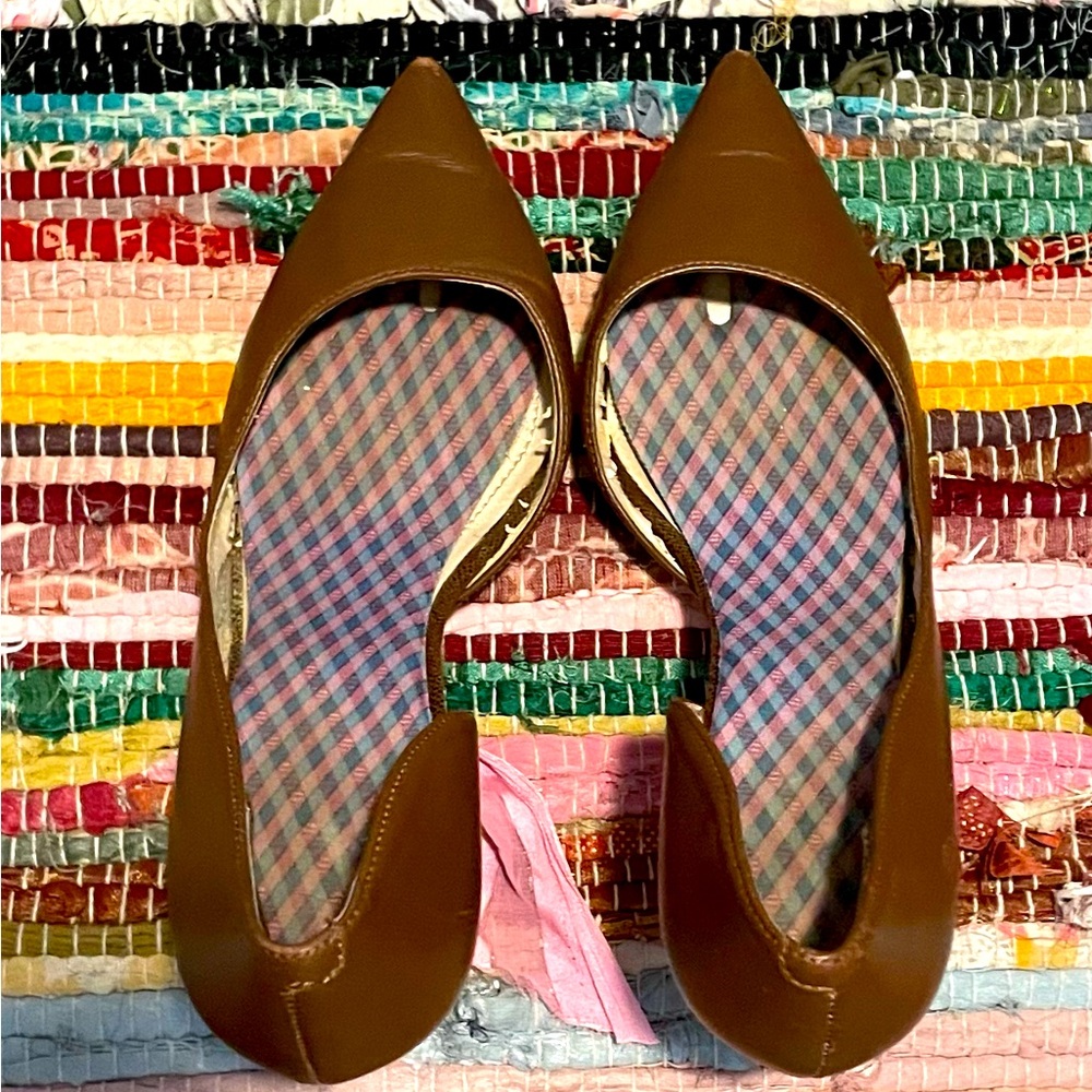 White House black market size 6 high heel. D’orsey in camel.